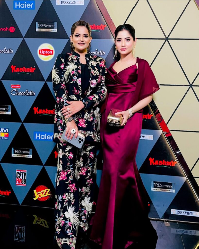 Arsala Siddiqui with sisters